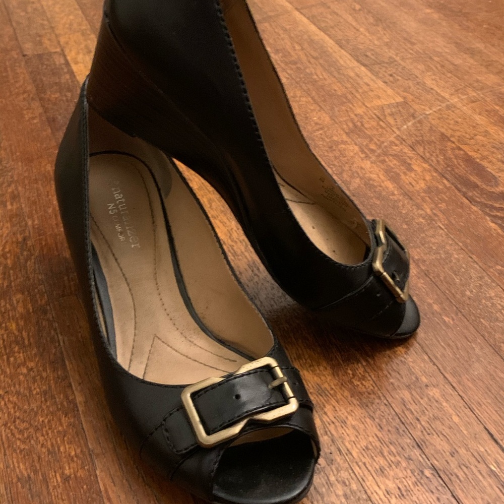 Naturalizer 8M black wedges